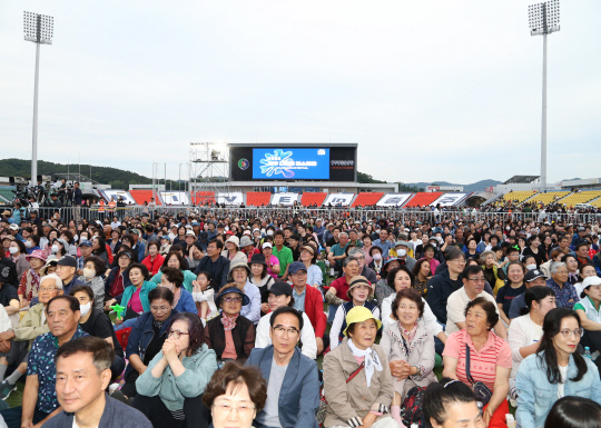 충주시민과 관광객들이 충주 다이브(DIVE) 축제를 즐기고 있다. 사진=충주시 제공