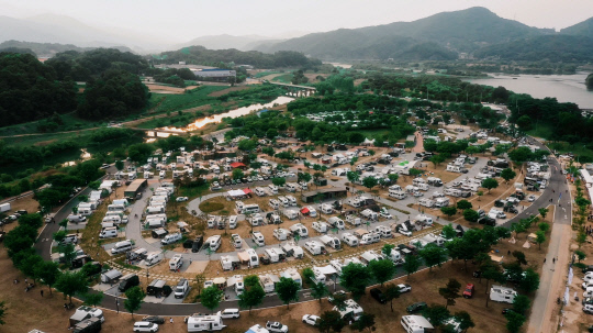 충주는 '캠핑의 성지'로 널리 알려져 있다. 목계솔밭 캠핑장. 사진=충주시 제공