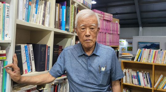장인순 전 한국원자력연구원장이 세종시에서 전의마을도서관을 운영하고 있다. 사진=김재근 선임기자