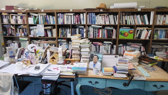 장인순 도서관장이 평소 책을 읽고 원고도 쓰는 개인서재.