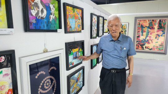 도서관 밖에는 지인들이 기증한 그림과 도자기 등을 전시하고 있다.