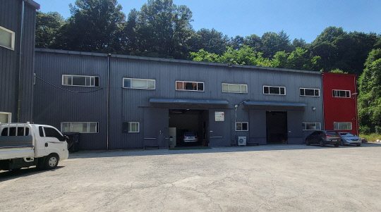 전의마을도서관은 고려전통기술 건물의 2층에 입주해 있다.