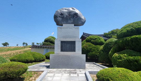 함동묘역 앞에 세워진 충혼탑. 앞면에 강경전투에서 전사한 경찰 83명의 이름이 새개져 있다. 김재근 선임기자
