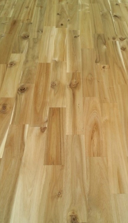 단단하고 아름다운 아까시 집성목 합판.