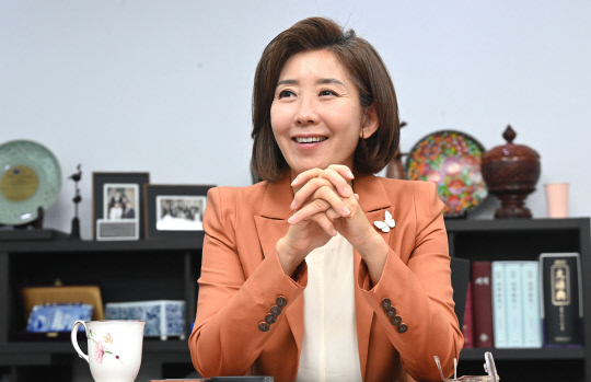 나경원 국민의힘 당대표 후보가 16일 오후 여의도 국회에서 한국지방신문협회 소속 기자들과 공동 인터뷰를 하고 있다. 재킷에 단 나비 배지는 당원들이 준 것으로 '나(나경원과 함께) 비(비상한다)'는 의미를 담고 있다고 했다. 한국지방신문협회 공동취재단=경인일보 최은성 기자