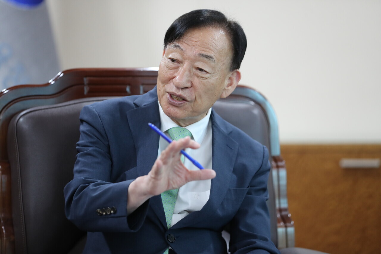 설동호 대전시교육감이 23일 대전교육청에서 가진 대전일보와의 인터뷰에서 "아이들의 행복한 미래, 사회와 국가의 발전은 교육에 달려있다"며 대전 교육 비전을 강조했다.  김영태 기자