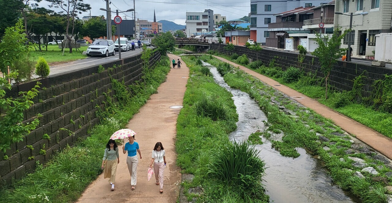 공주시내 제민천은 산책로가 잘 조성돼 있고 주변에 아기자기한 카페와 식당이 산재해 있다. 사진=김재근 선임기자