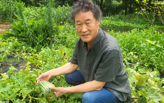 강희진 관장이 토종씨앗을 구하여 직접 재배 중인 개구리참외에 대해 설명하고있다.