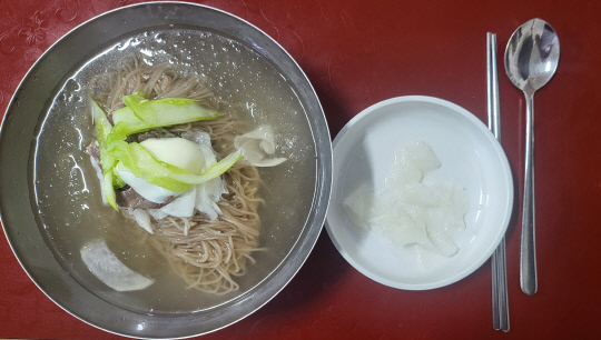 유성구 봉산동 진남포의 물냉면은 메밀 고유의 맛을 살린 메밀면에 고기육수와 동치미를 섞은 육수를 내놓는다.