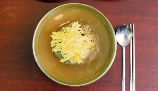숯골원냉면은 슴슴, 담백, 수수한 평양냉면의 맛을 잘 간직하고 있다. 사진=숯골원냉면