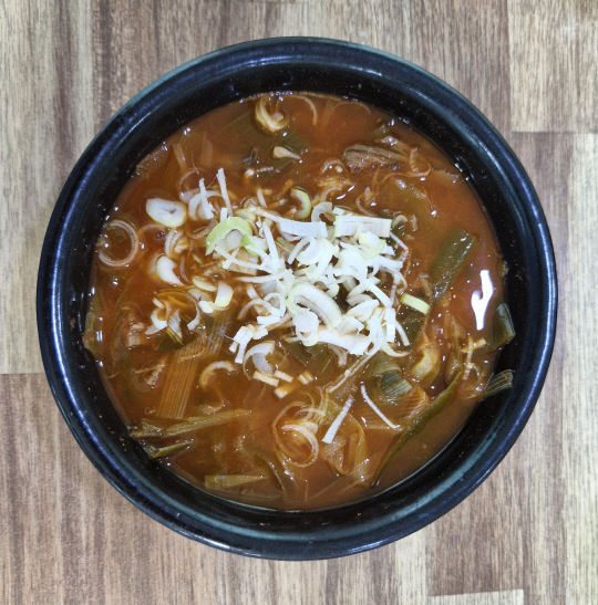 명랑식당 파개장(육개장)은 대파를 많이 넣고 끓여 달달하고 시원하다.