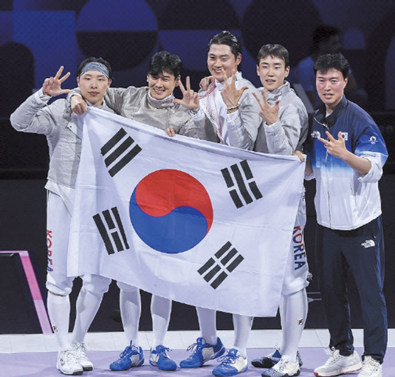 남자 사브르 대표팀이 7월 31일(현지시간) 프랑스 파리 그랑 팔레에서 열린 2024 파리올림픽 펜싱 사브르 남자 단체 헝가리와 결승에서 승리해 올림픽 3연패를 달성한 뒤 태극기를 들고 자축하고 있다.  연합뉴스