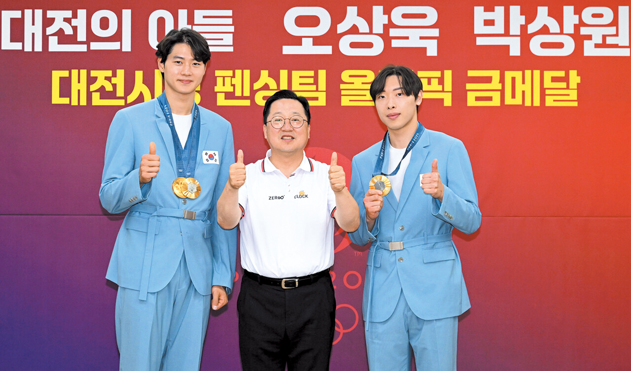 지난달 8일 대전시청에서 열린 환영행사. 왼쪽부터 오상욱, 박상원 선수, 이장우 대전시장. 김영태 기자