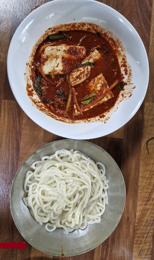 두부두루치기는 칼국수 면과 비벼먹는게 제격이다.  김재근 선임기자