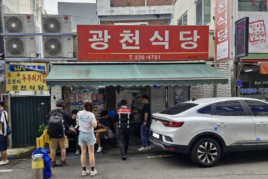 칼칼한 두부두루치기가 유명한 광천식당은 전국적인 맛집으로 자리잡았다.