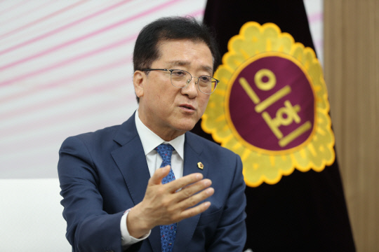 조원휘 대전시의장이 지난 9일 대전일보와의 인터뷰에서 후반기 의정 운영 방향 등에 관해 설명하며 '의회 위상 재정립'이라는 목표를 밝혔다. 의회의 역할을 제대로 수행해 시민들에게 신뢰를 받겠다는 각오다. 조 의장은 이를 위해 '진수무향 진광불휘(眞水無香 眞光不輝 참된 물은 향기가 없고 참된 빛은 반짝이지 않는다)'라며, 겸양과 화합의 의정을 강조했다. 김영태 기자