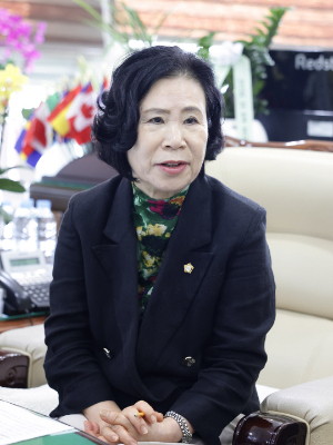 김행금 천안시의회 의장이 시의회 의장실에서 가진 김정규 대전일보 천안아산취재본부장과 대담에서 지방의회법 제정 필요성과 의회 청렴도 향상 방안 등을 설명하고 있다. 천안시의회 제공