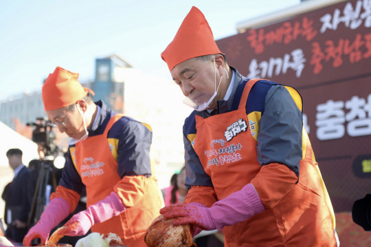 사진=김장을 담그는 최재구 예산군수