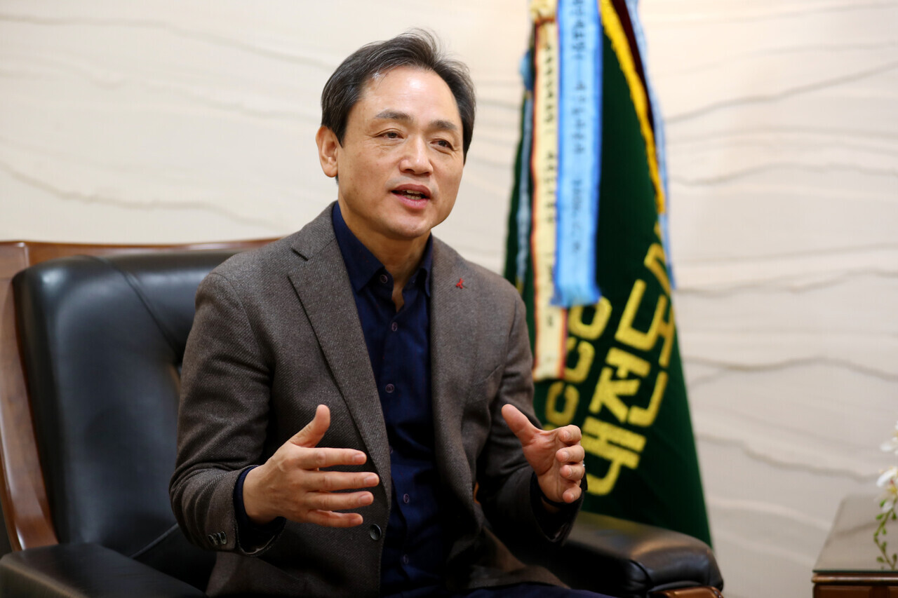 정국영 대전도시공사 사장은 17일 대전일보와의 인터뷰에서 도시공사 내외부의 혁신을 강조하며 '신사업 추진'을 제시했다. 공동주택 공급에 의존하고 있는 기존 공사의 수익 구조를 바꿔 지속 가능한 사업을 창출하겠다는 것이다. 또 맹자의 4단 중 측은지심(惻隱之心)을 마음에 새기며, 사람에 대한 진정한 마음으로 난관을 헤쳐나가겠다고 밝혔다.  김영태 기자