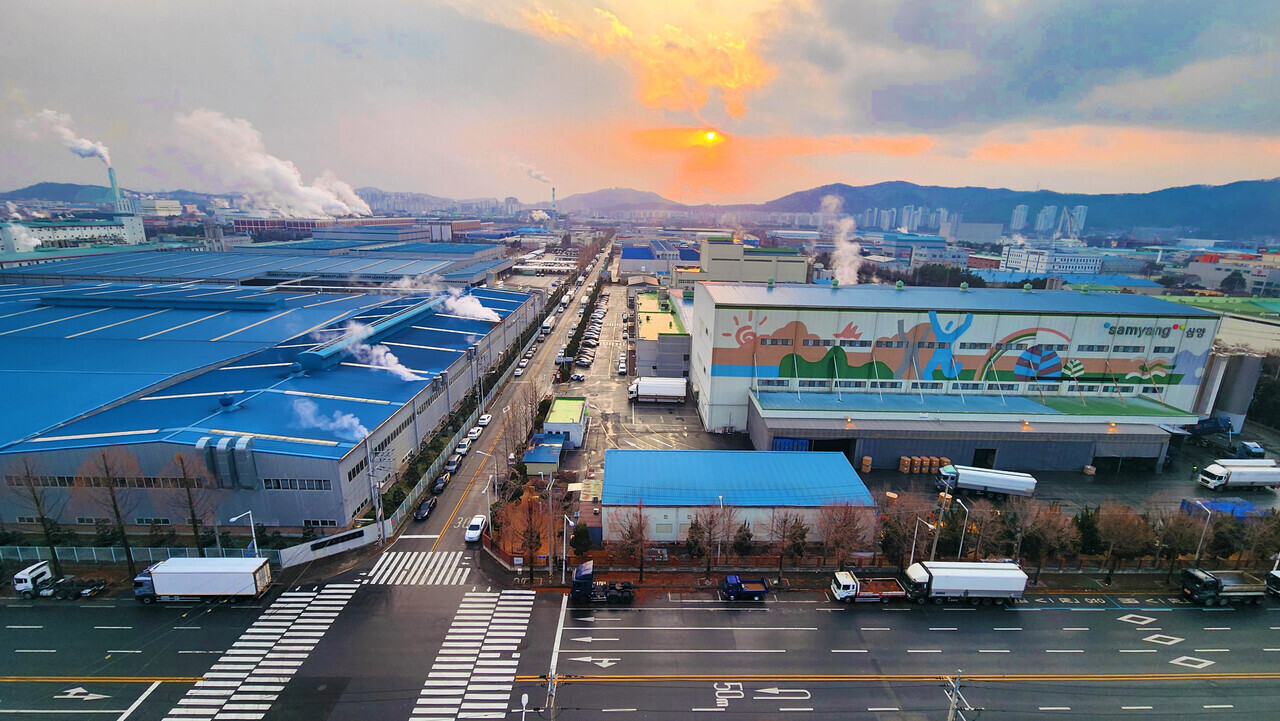 충청권 경쟁력을 강화하려면 인재 육성, 기업 경영 환경 조성 등을 통해 지역 향토기업과 상장기업의 질·양적 성장을 이뤄내야 한다는 목소리에 힘이 실린다. 8일 50년 넘는 세월 동안 대전산업의 심장 역할을 해온 대덕구 신일동 대덕산업단지에 석양이 지고 있다.  김영태 기자