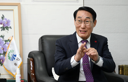 이용록 홍성군수는 최근 군청 군수실에서 가진 대전일보와의 인터뷰에서 '고난을 오히려 기회로 삼는다'는 이환위리(以患爲利)의 각오로 신성장동력을 확보하겠다고 강조했다. 홍성군 제공