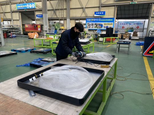 ㈜태화애드건설 직원들이 공장에서 제품을 생산하고 있다. ㈜태화애드건설 제공