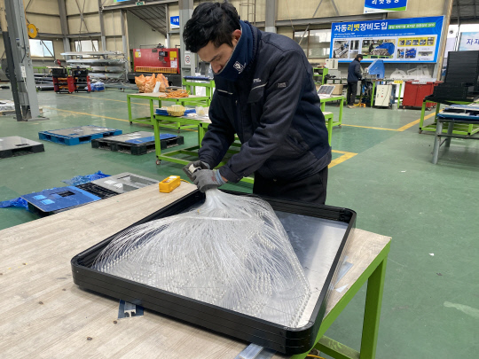 ㈜태화애드건설 직원들이 공장에서 제품을 생산하고 있다. ㈜태화애드건설 제공