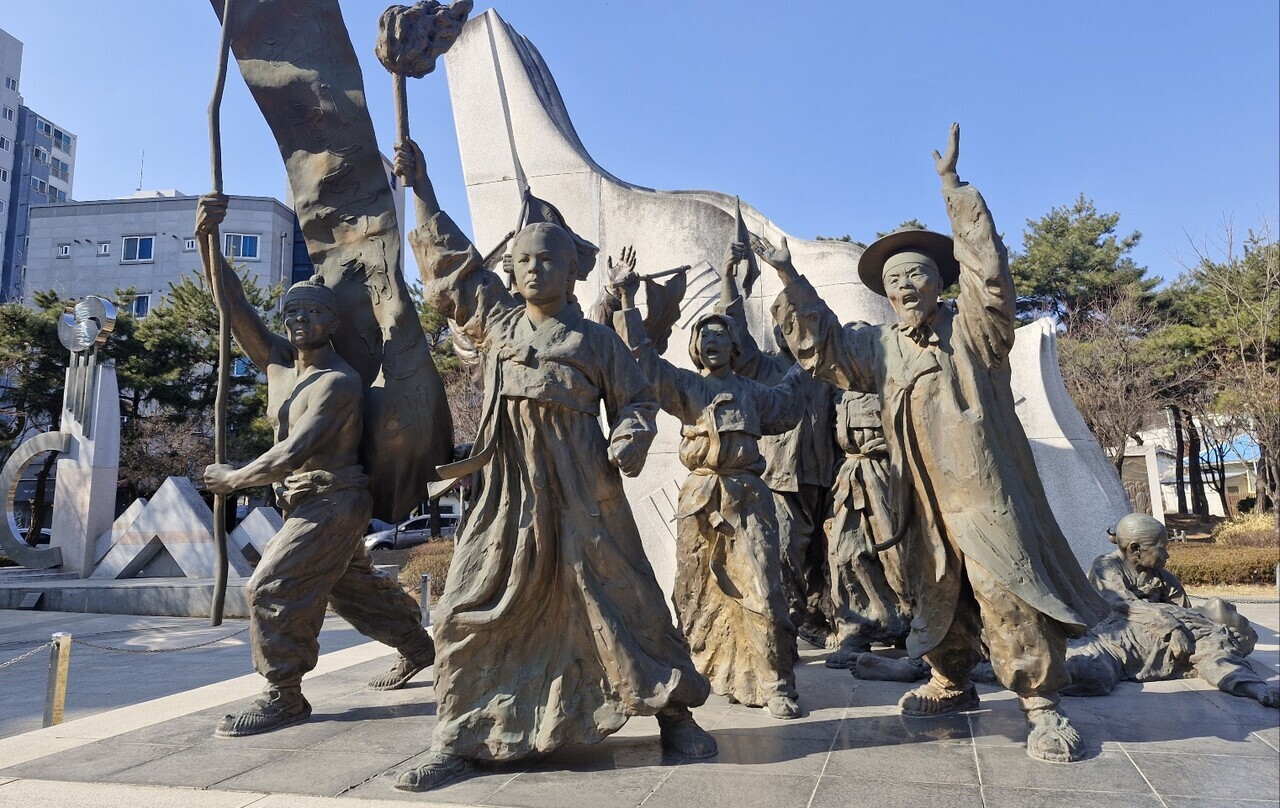 천안시 병천면 병천리 아우내독립만세기념공원에는 1919년 4월 1일 아우내장터에서 벌어진 만세운동을 기리는 조형물이 설치돼 있다. 김재근 선임기자