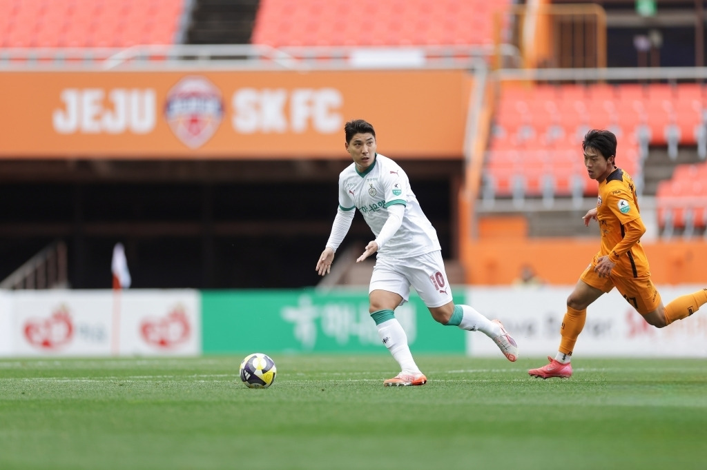 프로축구 K리그1 대전 하나시티즌의 주민규(왼쪽)가 15일 제주월드컵경기장에서 열린 하나은행 K리그 2025 5라운드 원정경기에 출전해 공을 몰고 있다. 한국프로축구연맹 제공