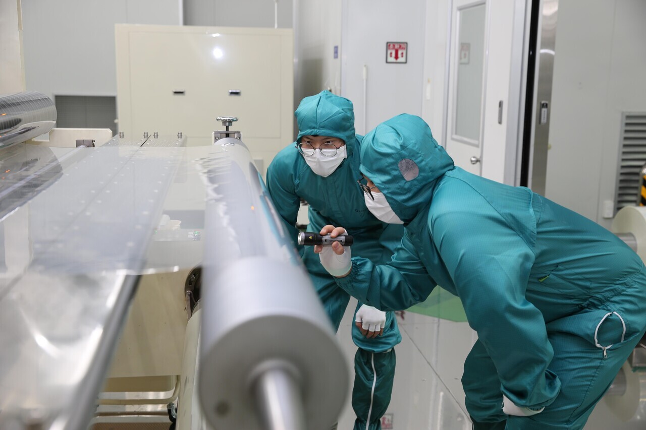 충주에 자리잡은 이차 전지 기업 코스모신소재는 지역 산업 고도화의 선봉장 역할을 하고 있다. 사진은 IT사업부에서 제품을 검수하고 있는 모습. 사진=코스모신소재 제공