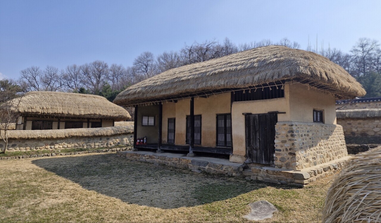 충북 청주시 청원구 북이면 금암리 손병희 생가. 바로 옆에 기념관과 영정을 모신 영당, 동상이 건립돼 있다. 김재근 선임기자