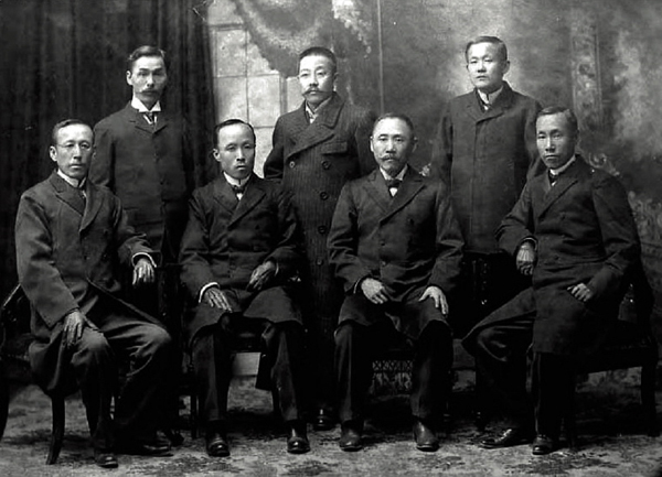 일본에 망명, 체류하던 시절의 손병희(앞줄 왼쪽 2번째)와 천도교 간부들.