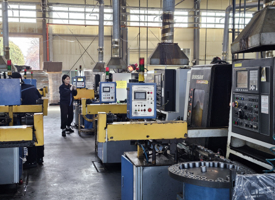 (주)이건의 자랑인 정밀한 기어(Gear blank) 생산을 위해 자동화 나인. 최의성 기자