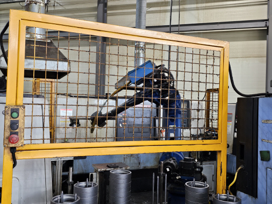 (주)이건은 공업용 로봇을 이용해 정밀한 제품 생산한다. 최의성 기자
