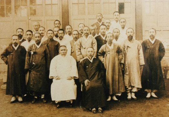 1910년대 동학의 주요 인사들로 동학농민운동 당시 접주와 대접주로 추정된다. 맨 아래 앉아있는 왼쪽 사람이 춘암 박인호, 오른쪽이 의암 손병희이다. 사진=카페 모시는 사람들