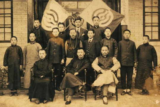 922년 8월 천도교 북경전교실의 인사들. 앞줄 가운데가 신숙, 왼쪽이 박래홍(춘암 박인호의 아들), 신숙의 뒤에 서있는 인물이 최동오. 천도교는 중국 포교조직을 통해 상해임시정부를 지원했다.