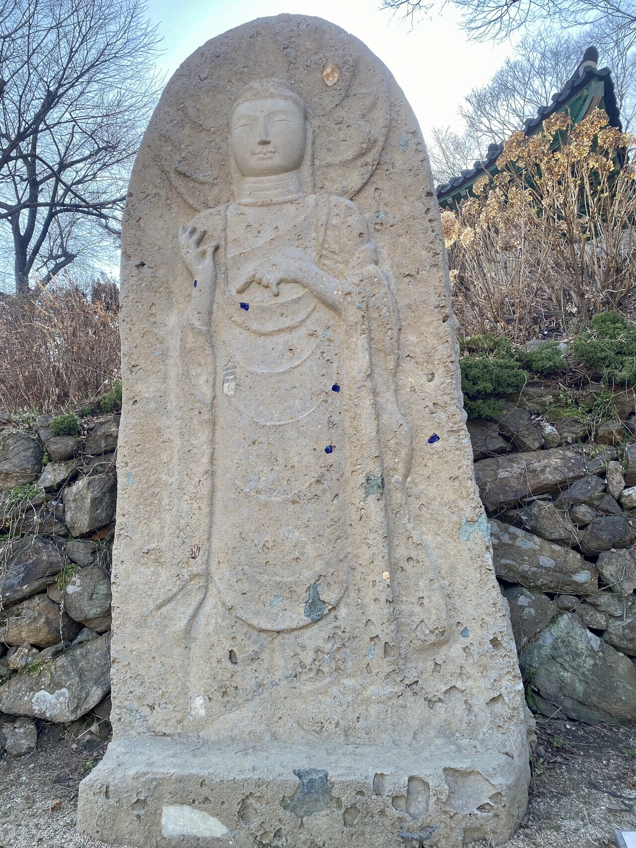 전등사 경내에 전시되고 있는 이영섭 작가의 발굴조각 작품 '마애불'. 박경호기자