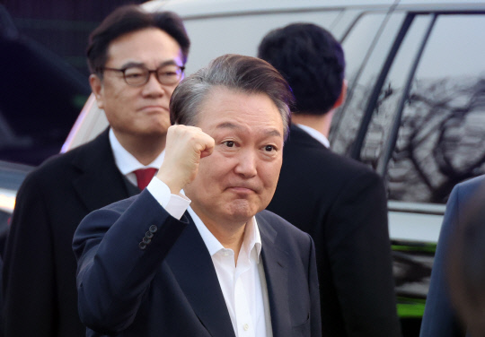 구치소에서 석방된 윤석열 대통령이 지난달 8일 서울 한남동 관저 앞에서 차에서 내려 지지자들에게 손을 들어 보이고 있다. 연합뉴스