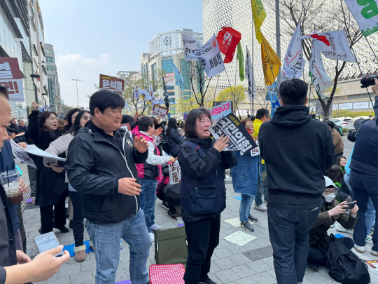헌법재판소가 윤석열 전 대통령을 4일 파면한 가운데 대전 은하수네거리에서 탄핵 찬성 집회에 참여한 시민들이 환호 속 눈물을 흘리고 있다. 우혜인 기자