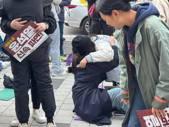 헌법재판소가 윤석열 전 대통령을 4일 파면한 가운데 대전 은하수네거리 탄핵 찬성 집회에 참여한 시민들이 환호 속 눈물을 흘리고 있다. 우혜인 기자