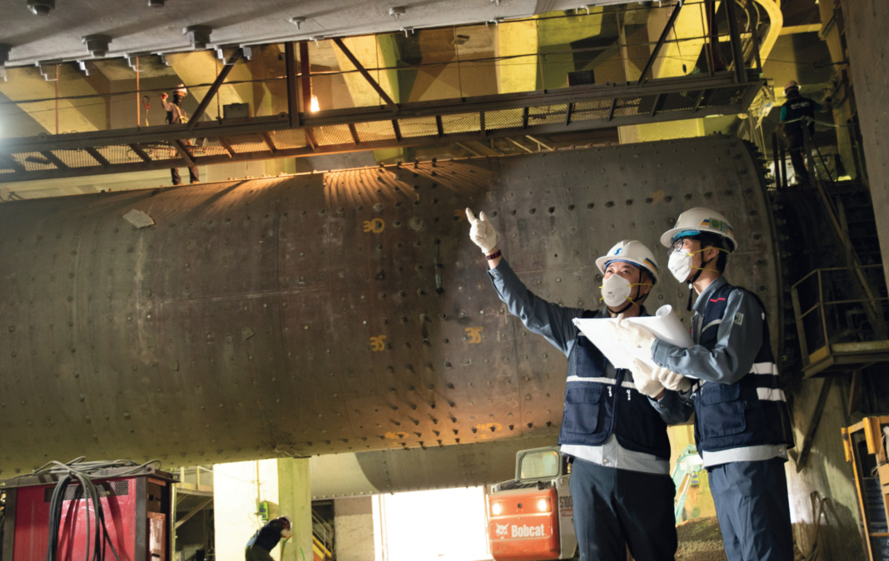 한일시멘트 단양공장 직원들이 공장시설 안전점검을 실시하고 있다. 사진=이상진 기자