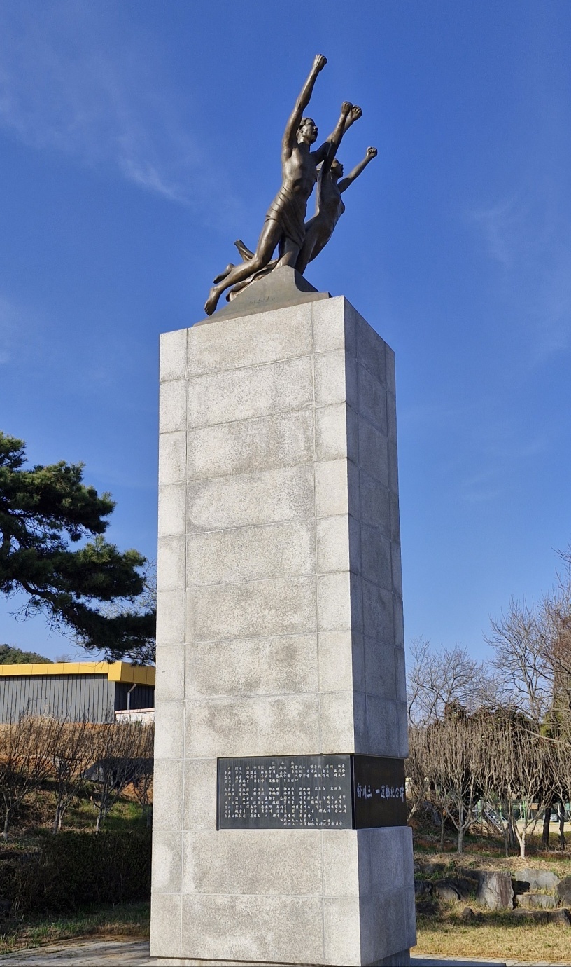 서천군 마산면 신장리 초등학교 옆에 세워진 서천 3.1운동 기념비. 김재근 선임기자