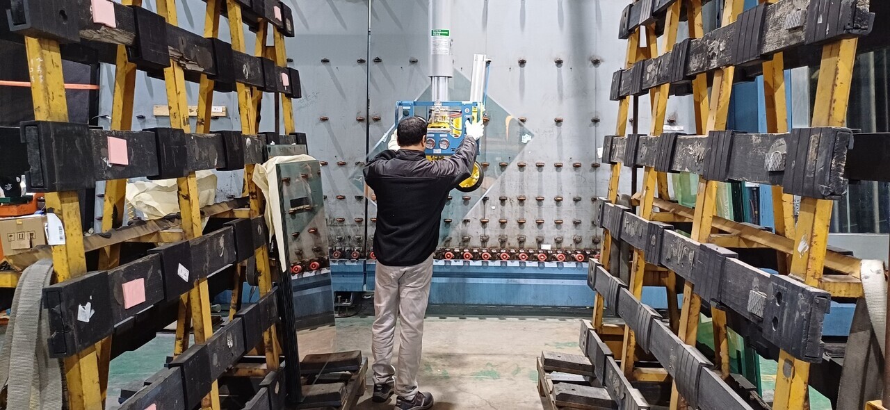 강화 유리 강화 성능을 테스터기를 통해 꼼꼼히 검사하고 있다.  김성환 기자