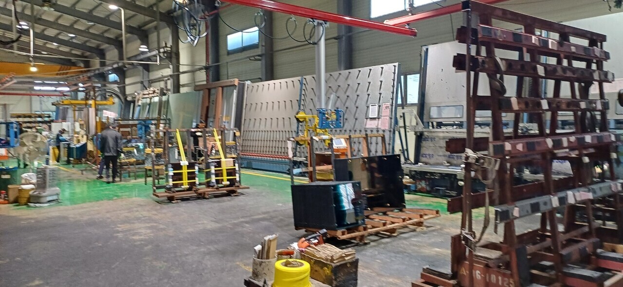 생산된 유리를 출고하기전 품질 검사. 김성환 기자