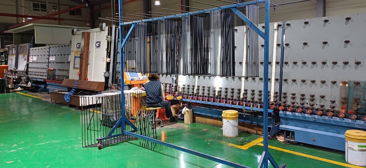 불량율을 최소화 하기 위해 품질검사를 꼼꼼하게 진행하고 있다. 김성환 기자