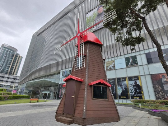 천안 갤러리아 센터시티, 야외 광장 풍차 조형물도 무단 설치