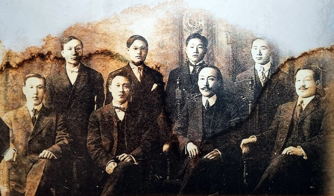 1909년 2월1일 미국 샌프란시스코에서 출범한 독립운동단체 대한인국민회의 기념 사진. 앞줄 오른쪽 두번째가 이상설이다. 사진=진천군