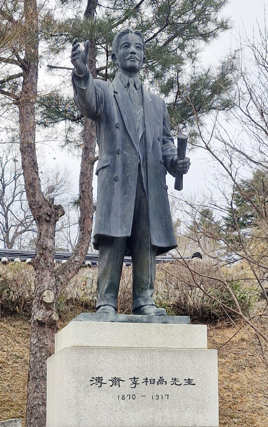 충북 진천 이상설 생가 옆의 숭렬사 경내에 세워진 보재 이상설 동상. 김재근 선임기자