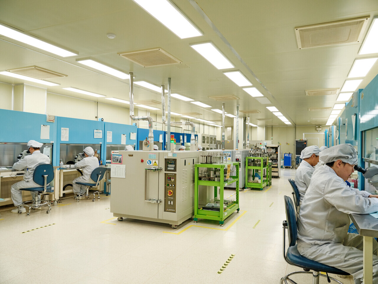 논산에 위치한 풍산FNS는 대한민국 방위산업의 정밀 부품 분야에서 두각을 나타내는 기업이다.풍산FNS 작업자들이 최첨단 청정공실에서 가속도계 및 변위계측기를 조립 작업을 하고 있다. 풍산FNS  제공