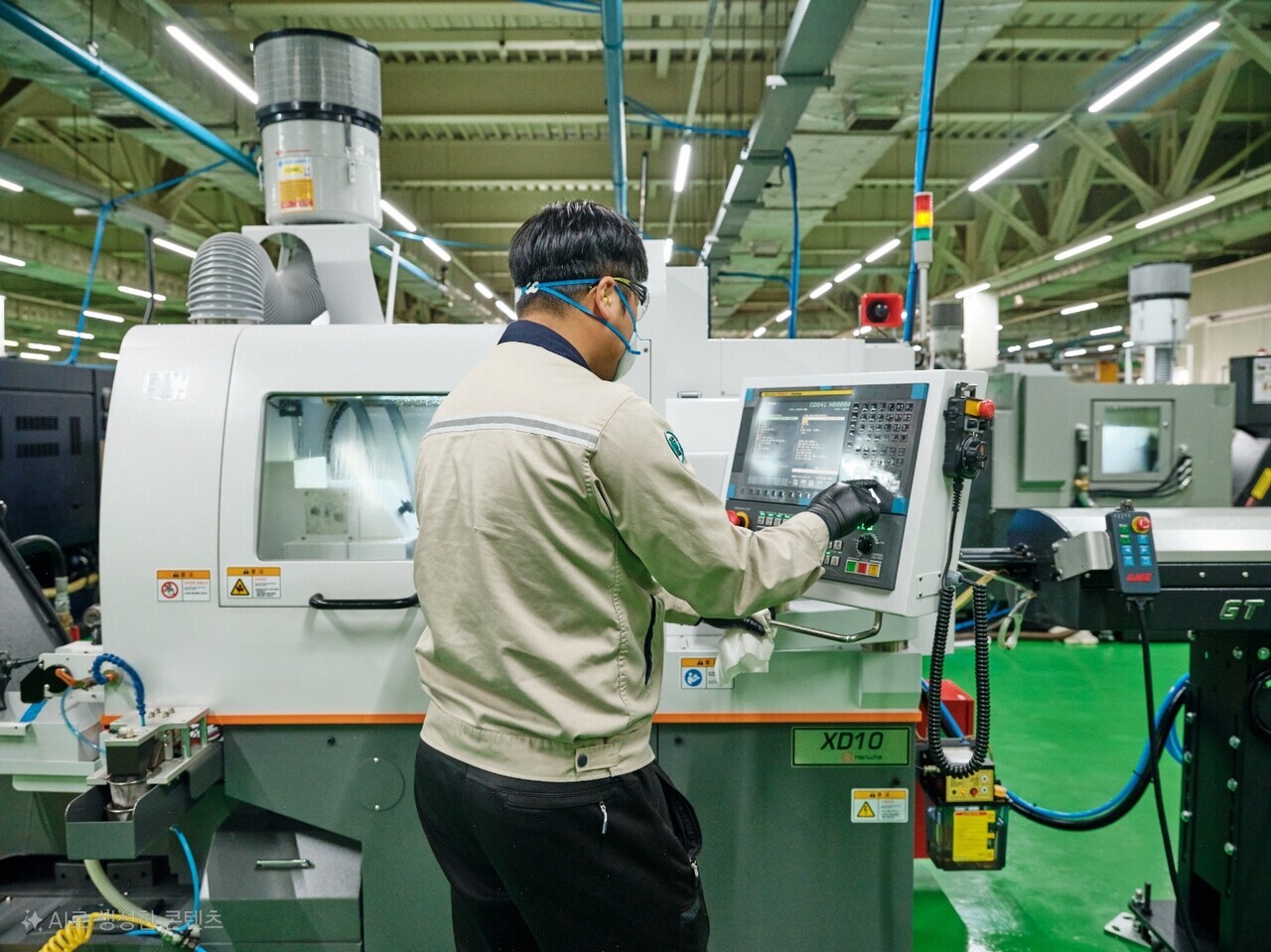 풍산FNS 작업자들이 품질관리에 최선을 다하고 있다. 풍산FNS 제공